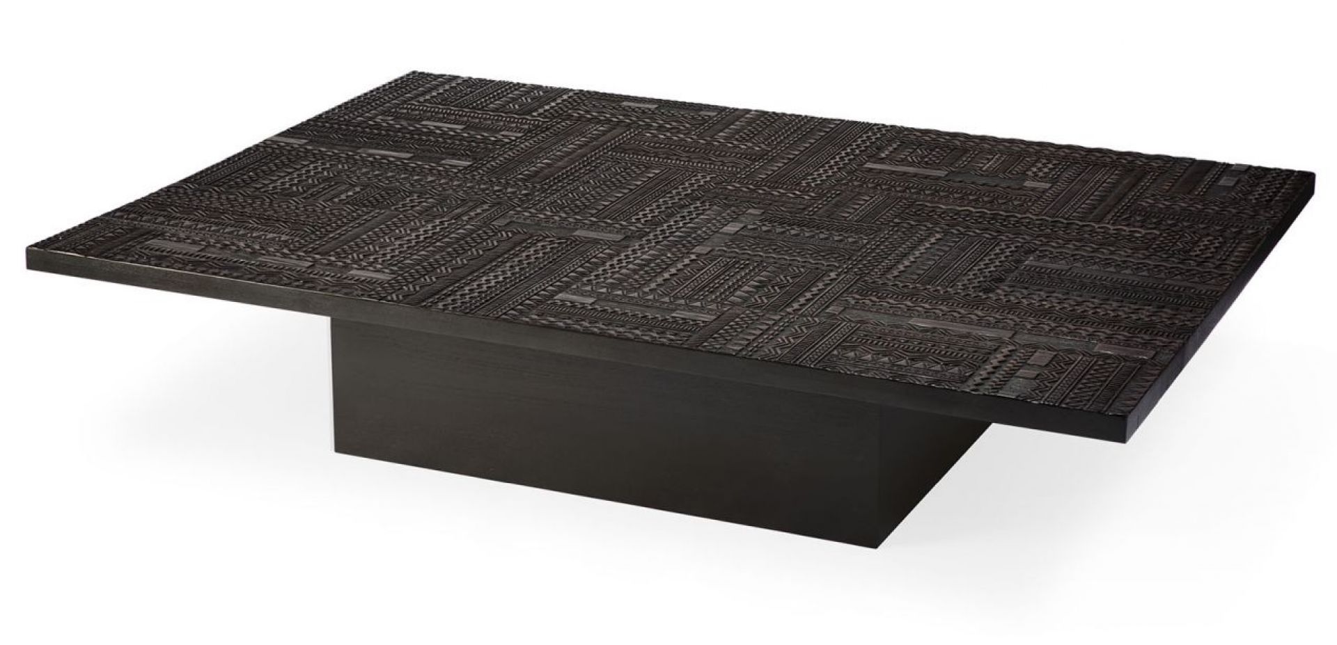 Schwarzer Tabwa Couchtisch aus Teakholz von Ethnicraft mit filigranen, ethnischen Mustern auf der Tischplatte.